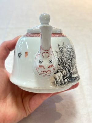 Two Chinese famille rose vases and a covered teapot, Yongzheng and Qianlong mark, signed Yu Wenhuan 余文環, 20th C. — photo 4