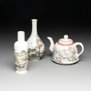 Two Chinese famille rose vases and a covered teapot, Yongzheng and Qianlong mark, signed Yu Wenhuan 余文環, 20th C. — photo 1
