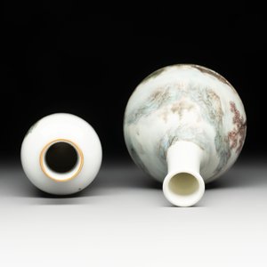 Two Chinese famille rose vases and a covered teapot, Yongzheng and Qianlong mark, signed Yu Wenhuan 余文環, 20th C. — photo 12