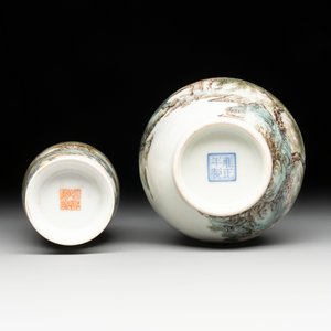 Two Chinese famille rose vases and a covered teapot, Yongzheng and Qianlong mark, signed Yu Wenhuan 余文環, 20th C. — photo 13