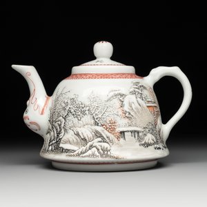 Two Chinese famille rose vases and a covered teapot, Yongzheng and Qianlong mark, signed Yu Wenhuan 余文環, 20th C. — photo 2