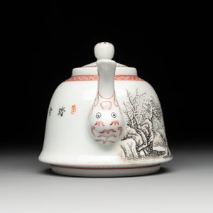 Two Chinese famille rose vases and a covered teapot, Yongzheng and Qianlong mark, signed Yu Wenhuan 余文環, 20th C. — photo 3