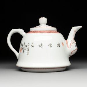 Two Chinese famille rose vases and a covered teapot, Yongzheng and Qianlong mark, signed Yu Wenhuan 余文環, 20th C. — photo 4