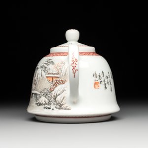 Two Chinese famille rose vases and a covered teapot, Yongzheng and Qianlong mark, signed Yu Wenhuan 余文環, 20th C. — photo 5