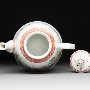 Two Chinese famille rose vases and a covered teapot, Yongzheng and Qianlong mark, signed Yu Wenhuan 余文環, 20th C. — photo 6