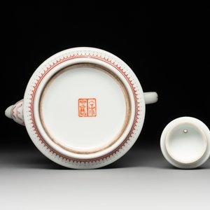 Two Chinese famille rose vases and a covered teapot, Yongzheng and Qianlong mark, signed Yu Wenhuan 余文環, 20th C. — photo 7