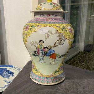 Two Chinese famille rose vases and a fish bowl, Republic — 照片 20