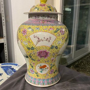 Two Chinese famille rose vases and a fish bowl, Republic — 照片 22