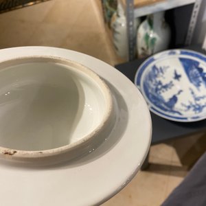 Two Chinese famille rose vases and a fish bowl, Republic — 照片 23