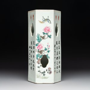 Two Chinese famille rose vases and a hexagonal hat stand, signed Qun Yi Hua Guan 群益畫館, Li Quanchang 李詮昌 and Cai Yun Xuan 彩雲軒, 19/20th C. — foto 11
