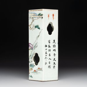 Two Chinese famille rose vases and a hexagonal hat stand, signed Qun Yi Hua Guan 群益畫館, Li Quanchang 李詮昌 and Cai Yun Xuan 彩雲軒, 19/20th C. — foto 13