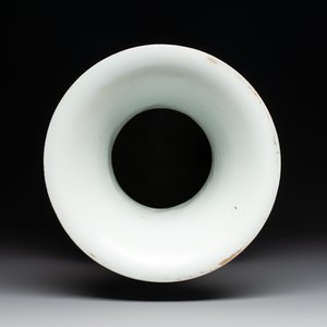 Two Chinese famille rose vases and a hexagonal hat stand, signed Qun Yi Hua Guan 群益畫館, Li Quanchang 李詮昌 and Cai Yun Xuan 彩雲軒, 19/20th C. — foto 6