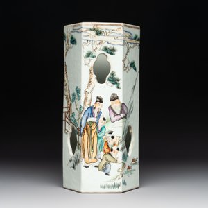 Two Chinese famille rose vases and a hexagonal hat stand, signed Qun Yi Hua Guan 群益畫館, Li Quanchang 李詮昌 and Cai Yun Xuan 彩雲軒, 19/20th C. — foto 10