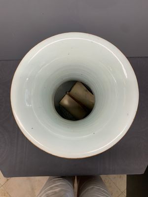 Two Chinese famille rose vases and a jar, 19/20th C. — foto 11