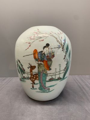 Two Chinese famille rose vases and a jar, 19/20th C. — foto 13