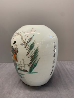Two Chinese famille rose vases and a jar, 19/20th C. — foto 14