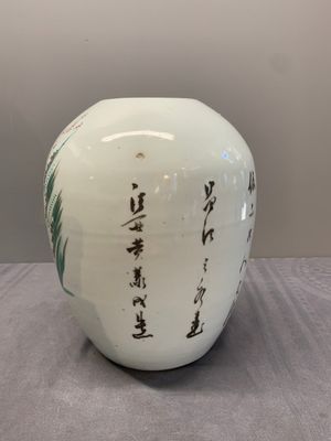 Two Chinese famille rose vases and a jar, 19/20th C. — foto 15