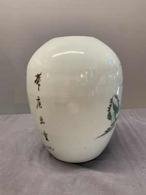 Two Chinese famille rose vases and a jar, 19/20th C. — foto 18