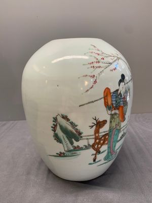 Two Chinese famille rose vases and a jar, 19/20th C. — foto 19