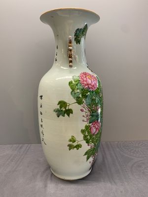 Two Chinese famille rose vases and a jar, 19/20th C. — foto 4