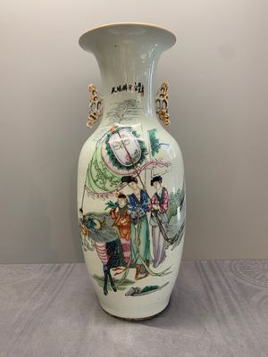 Two Chinese famille rose vases and a jar, 19/20th C. — foto 7