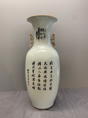 Two Chinese famille rose vases and a jar, 19/20th C. — foto 9