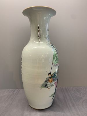 Two Chinese famille rose vases and a jar, 19/20th C. — foto 10