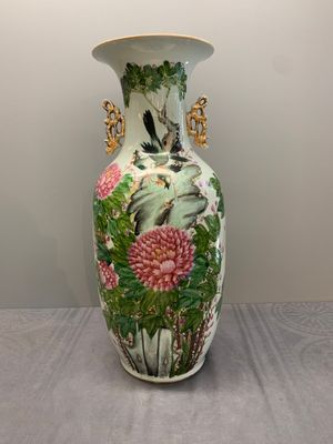 Two Chinese famille rose vases and a jar, 19/20th C. — photo 1