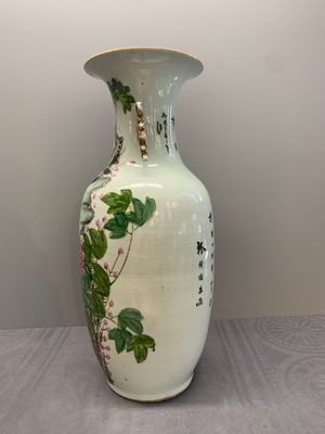 Two Chinese famille rose vases and a jar, 19/20th C. — photo 2