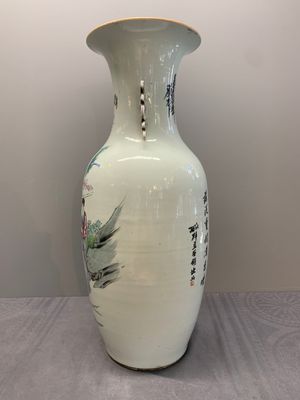 Two Chinese famille rose vases and a jar, 19/20th C. — photo 8