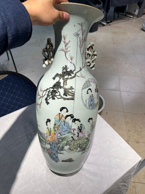 Two Chinese famille rose vases and a jardiniere, 19/20th C. — 照片 11