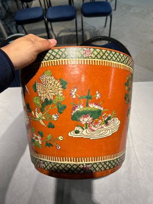 Two Chinese famille rose vases and a jardiniere, 19/20th C. — 照片 25