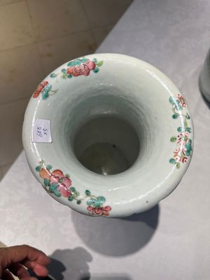 Two Chinese famille rose vases and a jardiniere, 19/20th C. — 照片 9