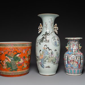 Two Chinese famille rose vases and a jardiniere, 19/20th C. — 照片 1