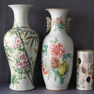 Two Chinese famille rose vases and a qianjiang cai hat stand, 19/20th C. — 照片 20