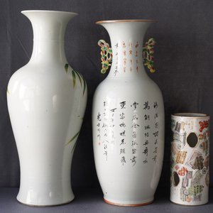 Two Chinese famille rose vases and a qianjiang cai hat stand, 19/20th C. — 照片 21