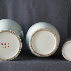Two Chinese famille rose vases and a qianjiang cai hat stand, 19/20th C. — 照片 22