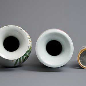 Two Chinese famille rose vases and a qianjiang cai hat stand, 19/20th C. — 照片 5