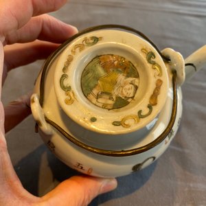 Two Chinese famille rose vases and a 'Wu Shuang Pu' teapot, 19/20th C. — photo 24