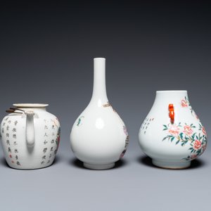 Two Chinese famille rose vases and a 'Wu Shuang Pu' teapot, 19/20th C. — photo 3
