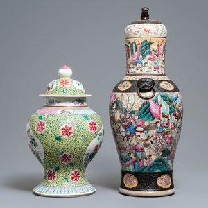 Two Chinese famille rose vases and covers, 19/20th C. — 照片 4