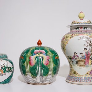 Two Chinese famille rose vases and covers and a small covered famille verte ginger jar, 19/20th C. — photo 1