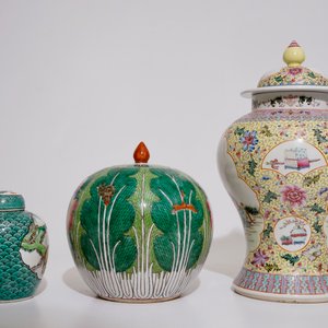 Two Chinese famille rose vases and covers and a small covered famille verte ginger jar, 19/20th C. — photo 2