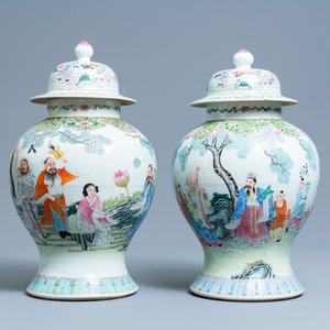 Two Chinese famille rose vases and covers, Qianlong mark, 19/20th C. — 照片 1