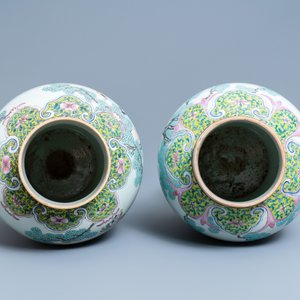 Two Chinese famille rose vases and covers, Qianlong mark, 19/20th C. — 照片 5