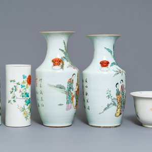 Two Chinese famille rose vases, two hat stands and a jardinière, 19/20th C. — photo 2