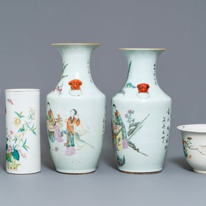 Two Chinese famille rose vases, two hat stands and a jardinière, 19/20th C. — photo 4