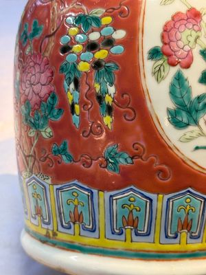 Two Chinese famille rose vases, two jars, a 'Lions' covered teapot and a Buddha, signed Mao Zirong 毛子榮 and Liu Jishun 劉吉順, 19/20th C. — foto 100