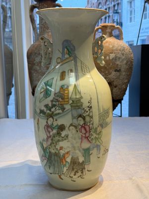 Two Chinese famille rose vases, two jars, a 'Lions' covered teapot and a Buddha, signed Mao Zirong 毛子榮 and Liu Jishun 劉吉順, 19/20th C. — foto 104