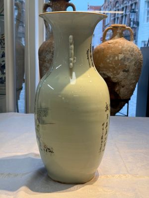 Two Chinese famille rose vases, two jars, a 'Lions' covered teapot and a Buddha, signed Mao Zirong 毛子榮 and Liu Jishun 劉吉順, 19/20th C. — foto 105